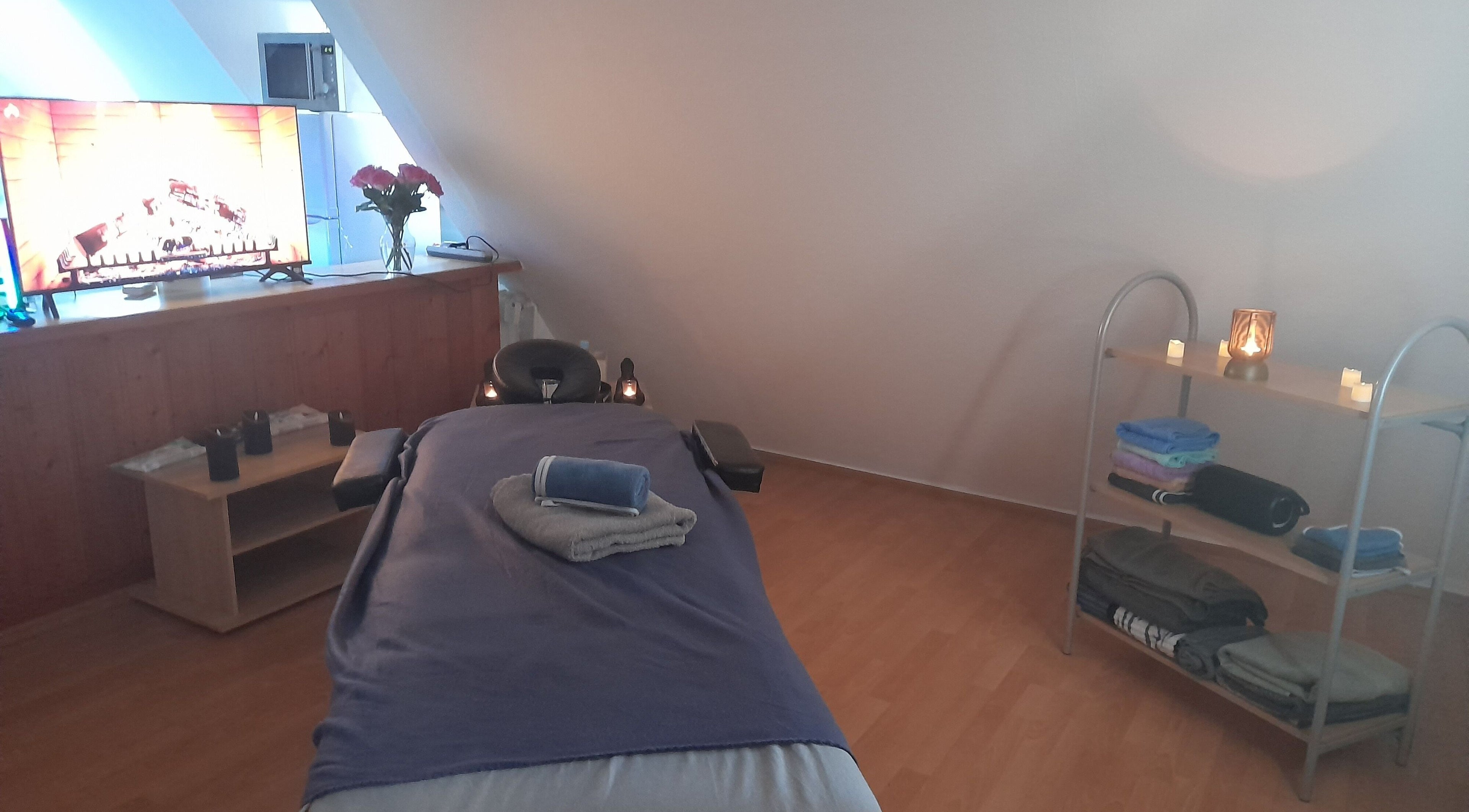 Massagezimmer bei Tommys-Massage-Zirndorf mit entspannter Atmosphäre in Zirndorf, Bayern, DE.