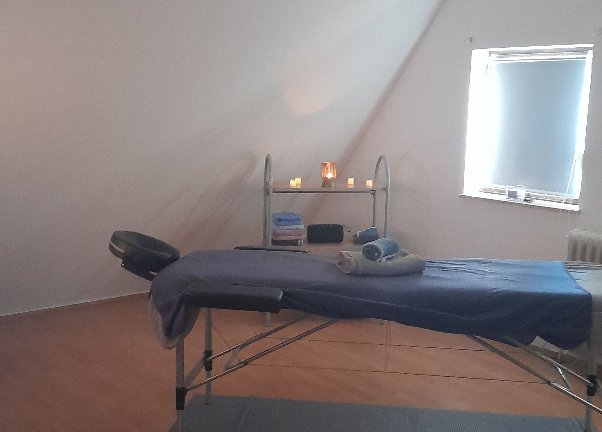 Massagezimmer bei Tommys-Massage-Zirndorf in Zirndorf, Bayern, DE mit entspannender Atmosphäre und Kerzenlicht.