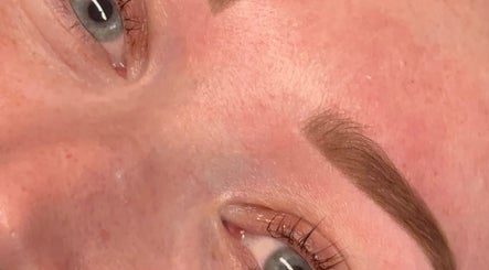 Close-up of expertly shaped eyebrows at Lil Grace Beauty, Melbourne, Victoria, AU, showcasing precision beauty.