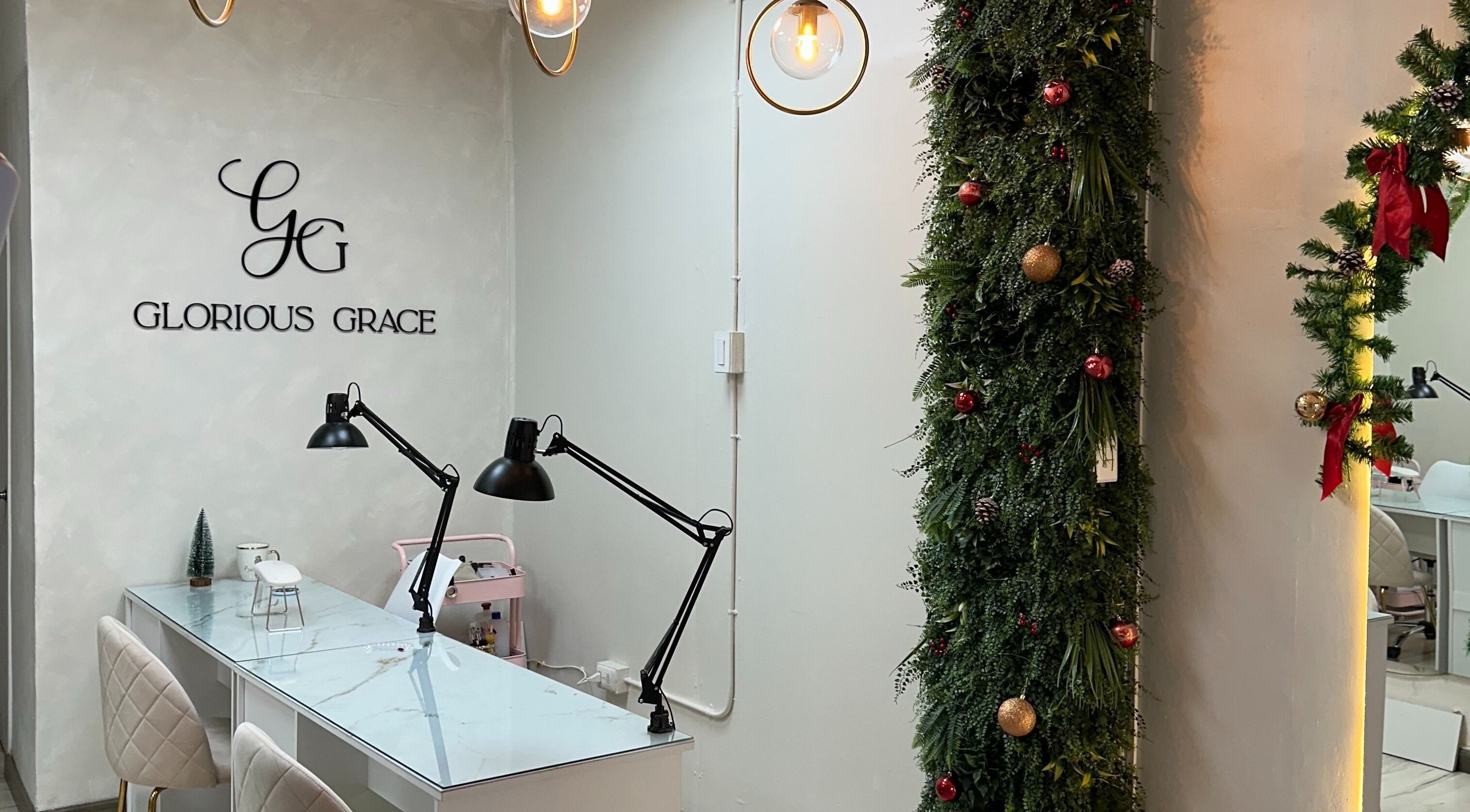 Interior elegante de Glorious Grace Studio en Villa Alemana, Valparaíso, CL con decoración festiva.