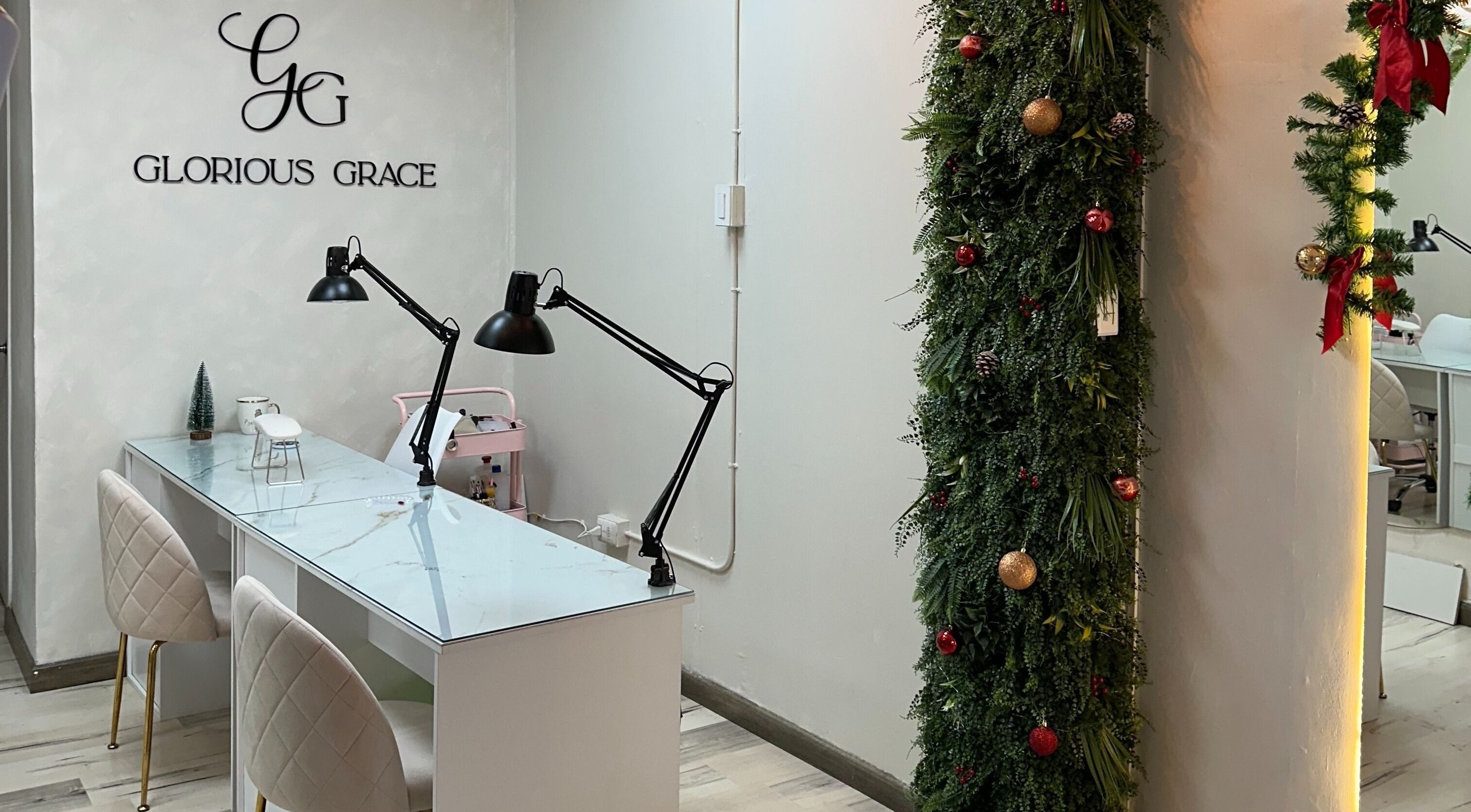 Mesa de trabajo en Glorious Grace Studio decorado para las fiestas en Villa Alemana, Valparaíso, CL.