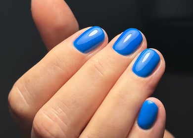 Elegant blue nails at Oh Nails by Lauren, Livingston, Scotland, GB showcasing perfect manicure.