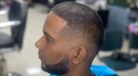 Loshua's Barbershop изображение 3