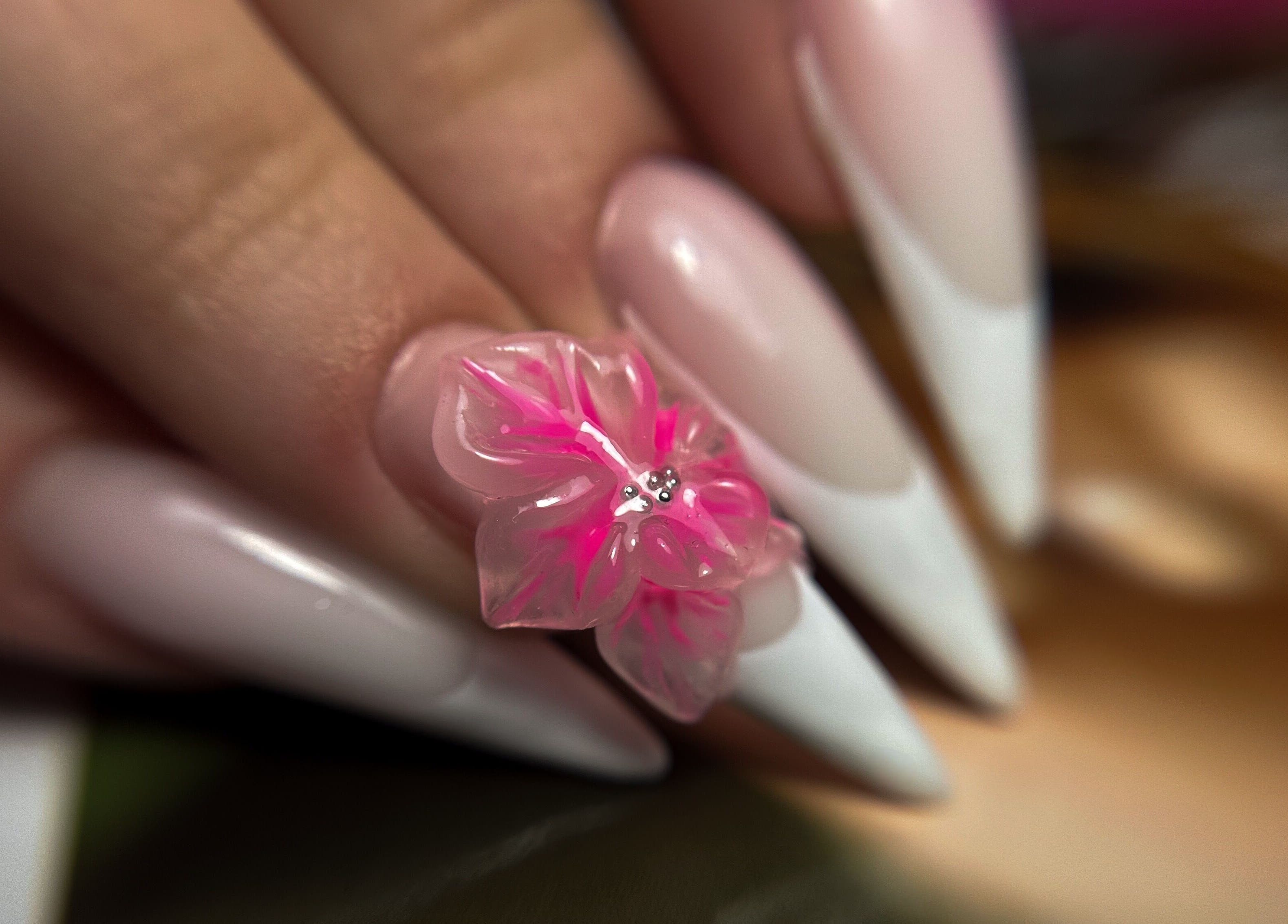 Дизайн на нокти с цвете в Gery Nail Art, Бургас, България, BG.