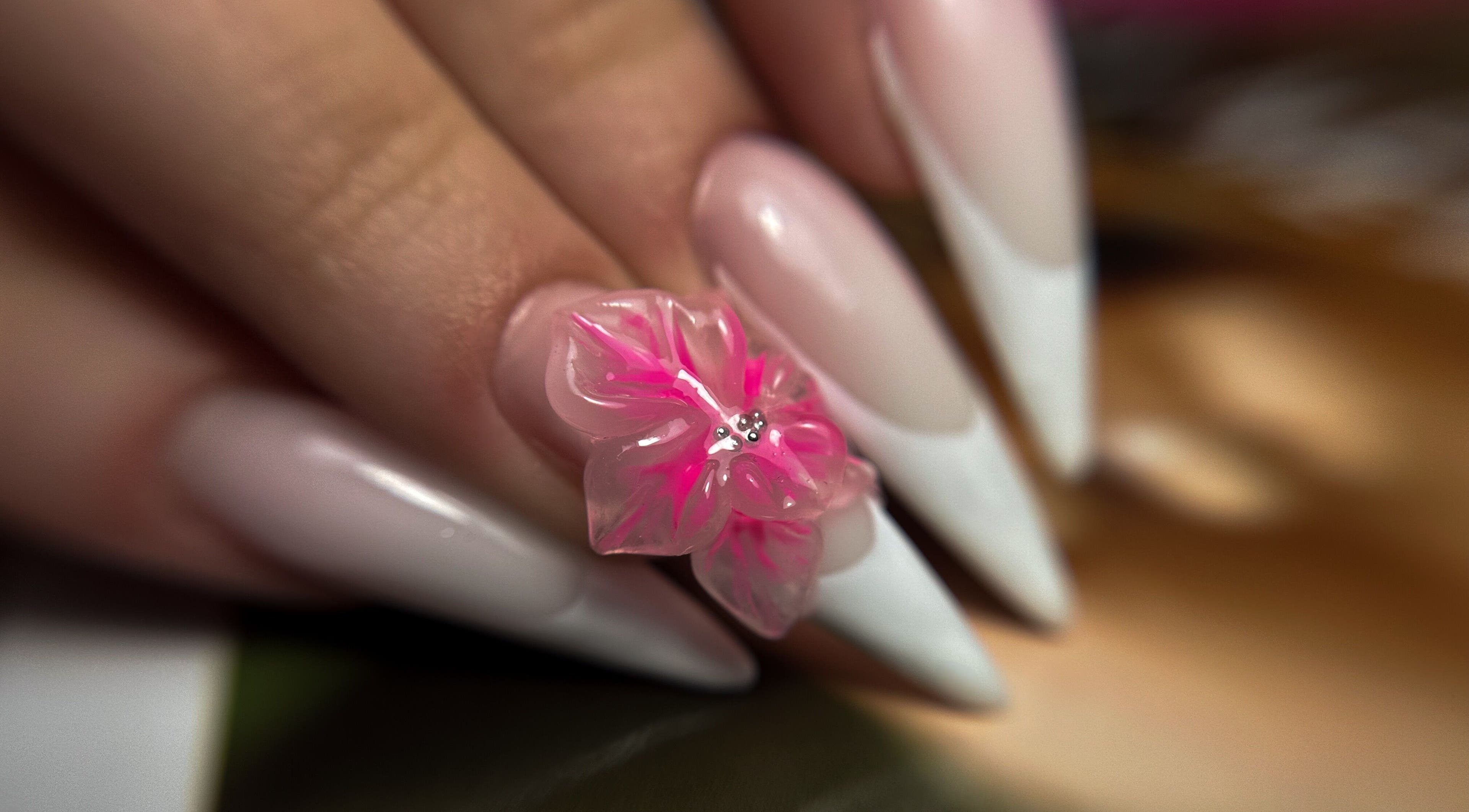 Дизайн на нокти с цвете в Gery Nail Art, Бургас, България, BG.
