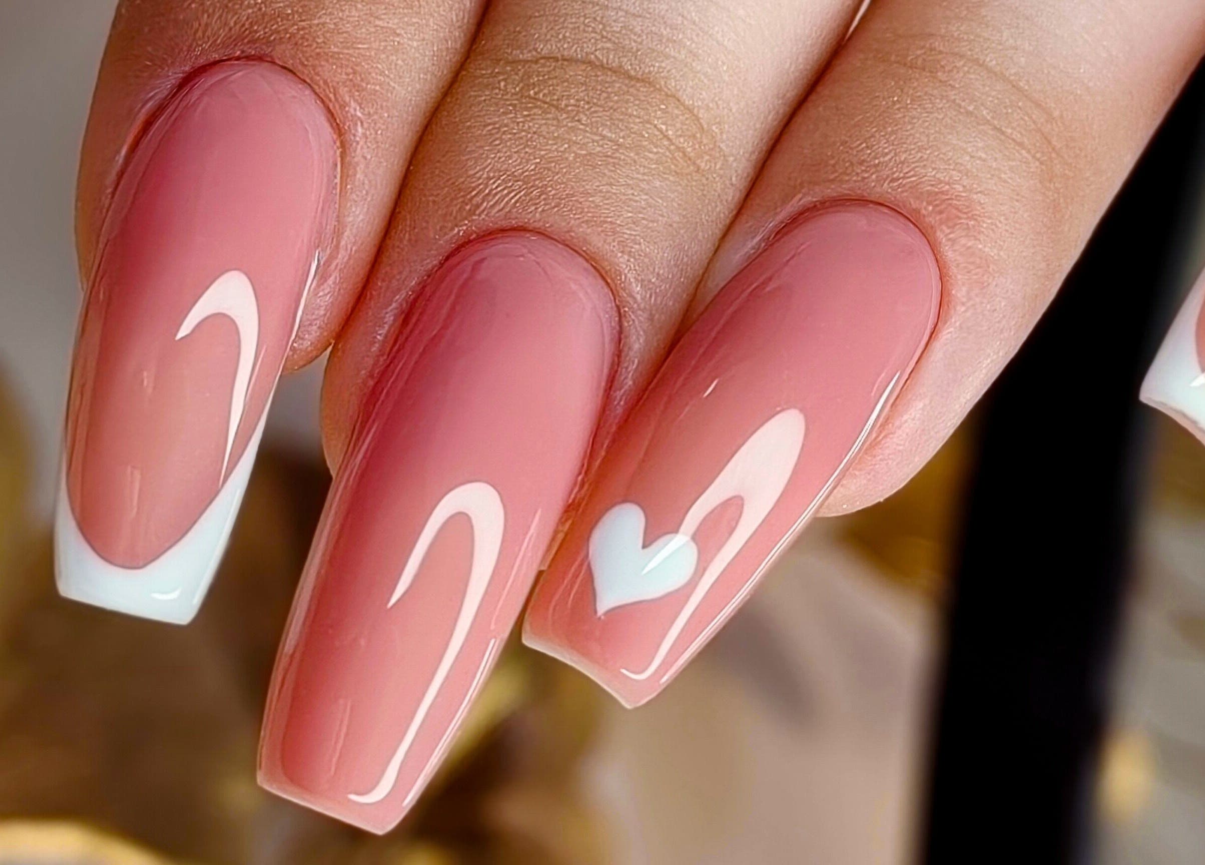 Дизайн на нокти с нежно френски мотив в салон Gery Nail Art, Бургас, България, BG.