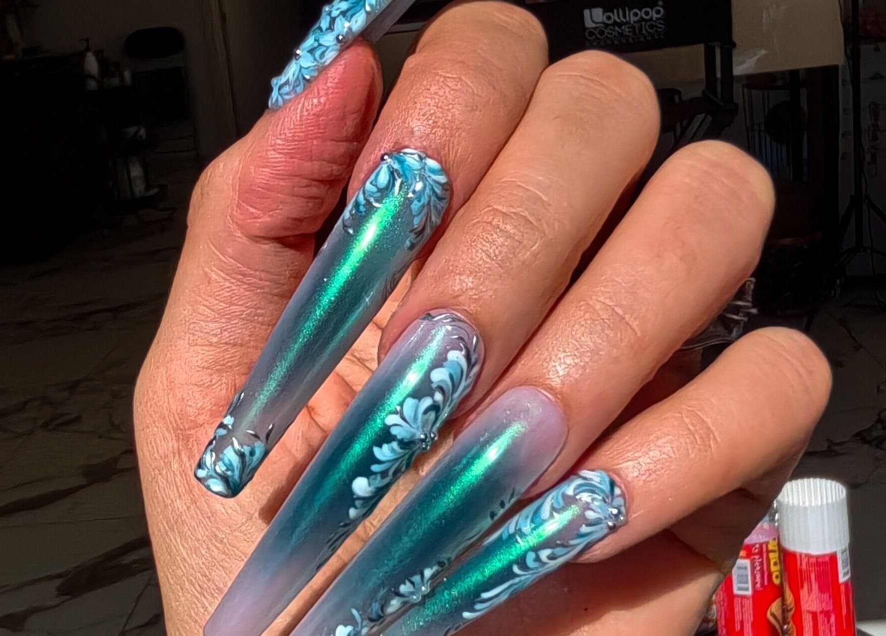 Артистично маникюрно изкуство от Gery Nail Art, Бургас, България, BG, с дълги зелени и сини нокти.