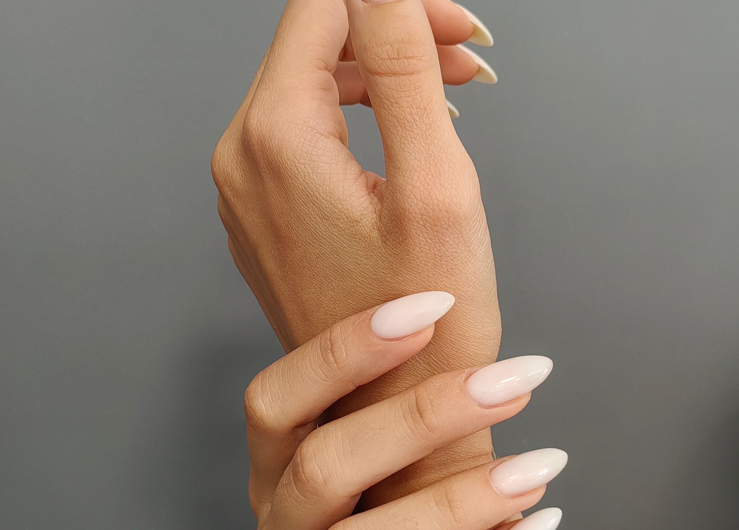 Елегантен маникюр в Gery Nail Art, Бургас, България, BG. Перфектно оформени нокти в светъл нюанс.