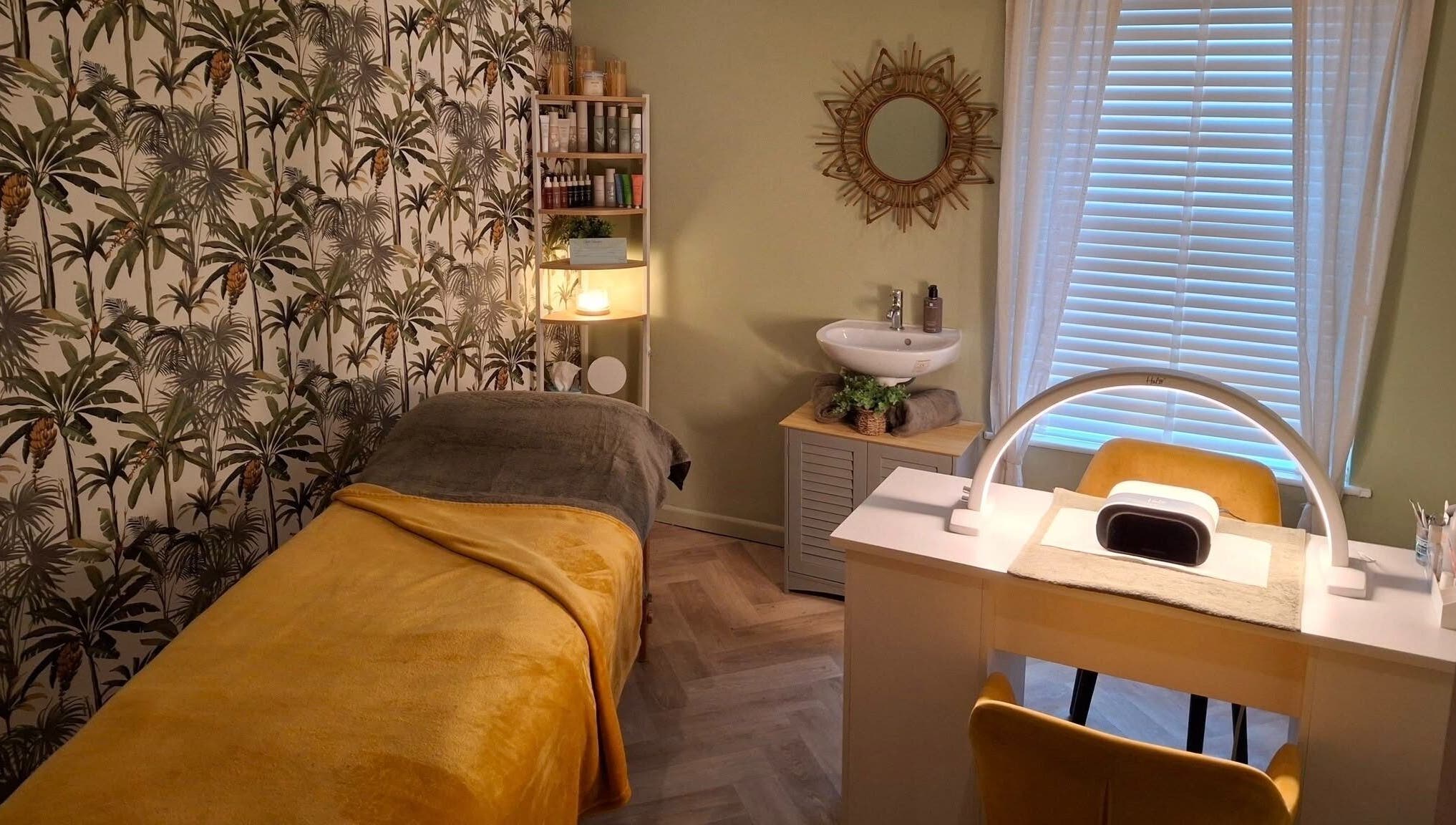 Relaxing treatment room at Blubell Nails and Beauty, Rode Heath, England, GB with tropical decor and cozy ambiance.