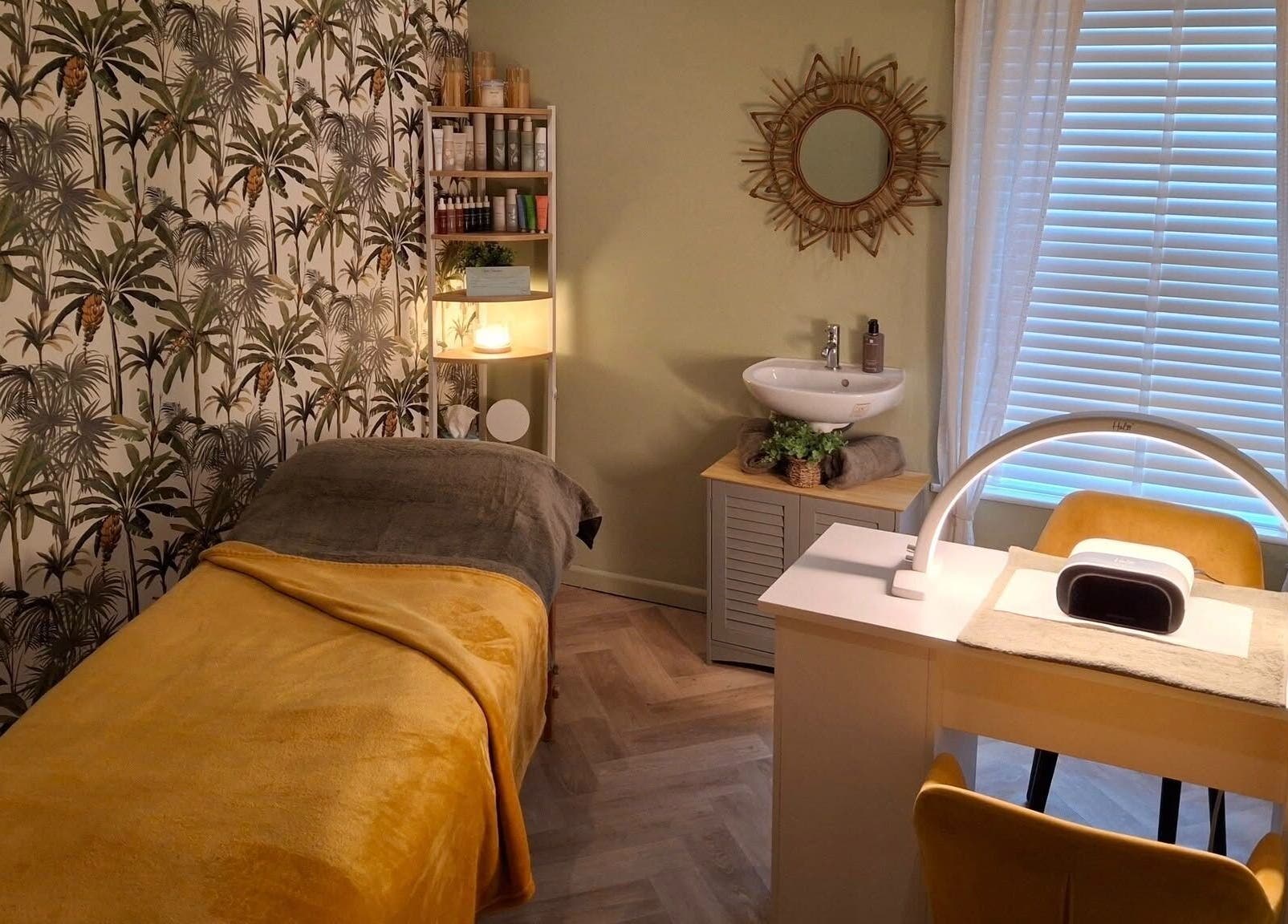 Relaxing treatment room at Blubell Nails and Beauty, Rode Heath, England, GB with tropical decor and cozy ambiance.