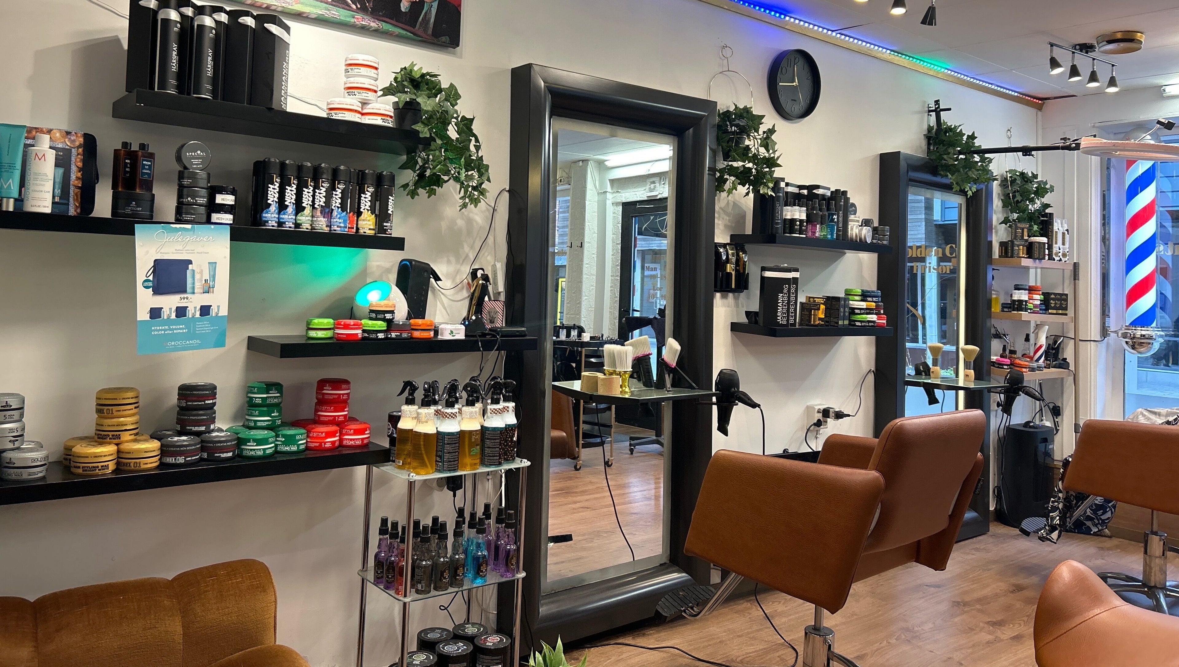 Interiør av Golden Cuts Frisør Sarpsborg, Østfold, NO med moderne frisørstoler og produktutstillinger.