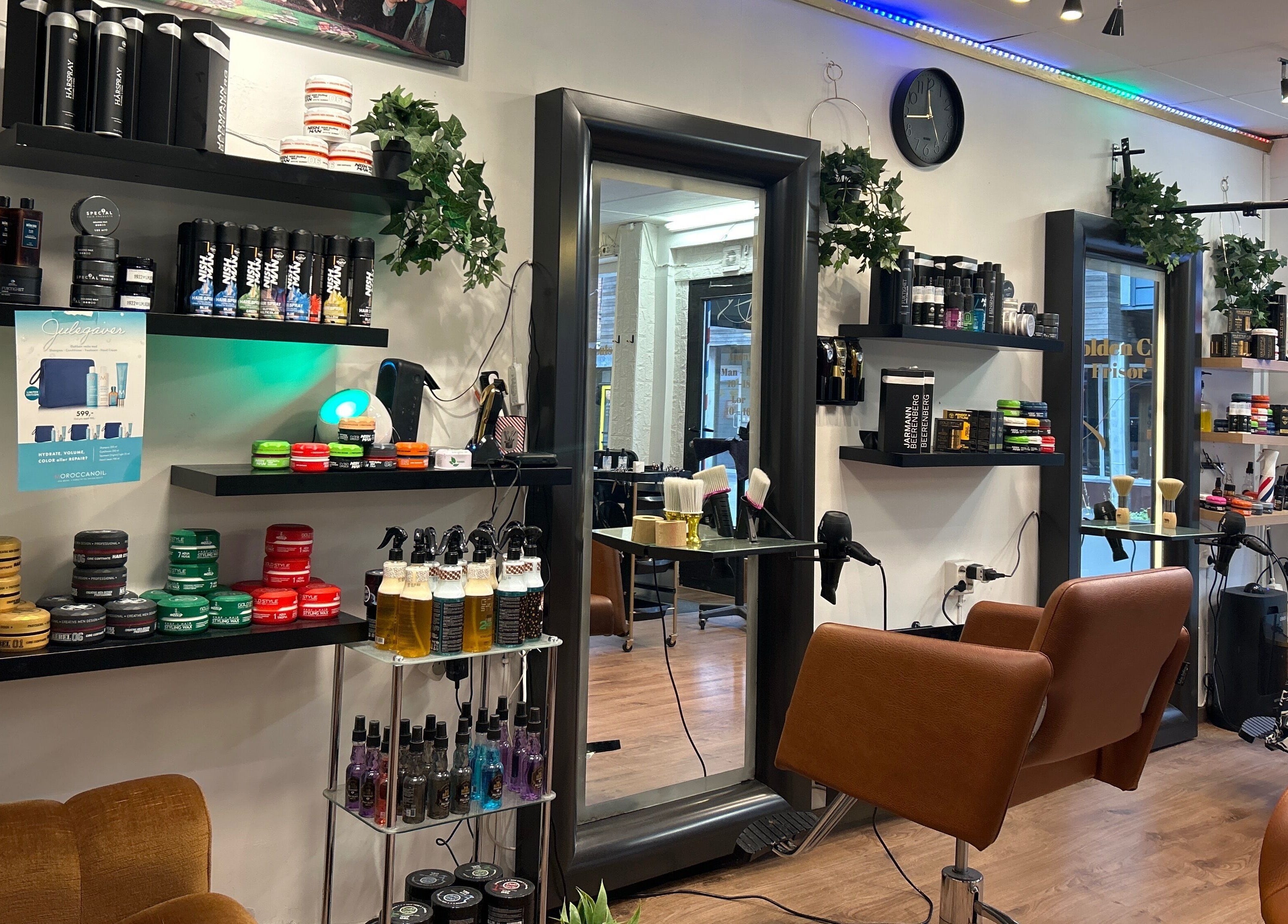 Interiør av Golden Cuts Frisør Sarpsborg, Østfold, NO med moderne frisørstoler og produktutstillinger.