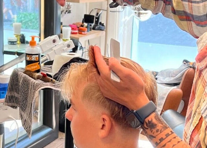 Frisør gir en stilfull klipp hos Golden Cuts Frisør Sarpsborg, Østfold, NO.