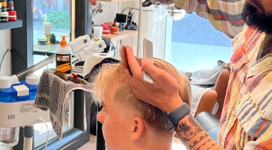 Frisør gir en stilfull klipp hos Golden Cuts Frisør Sarpsborg, Østfold, NO.