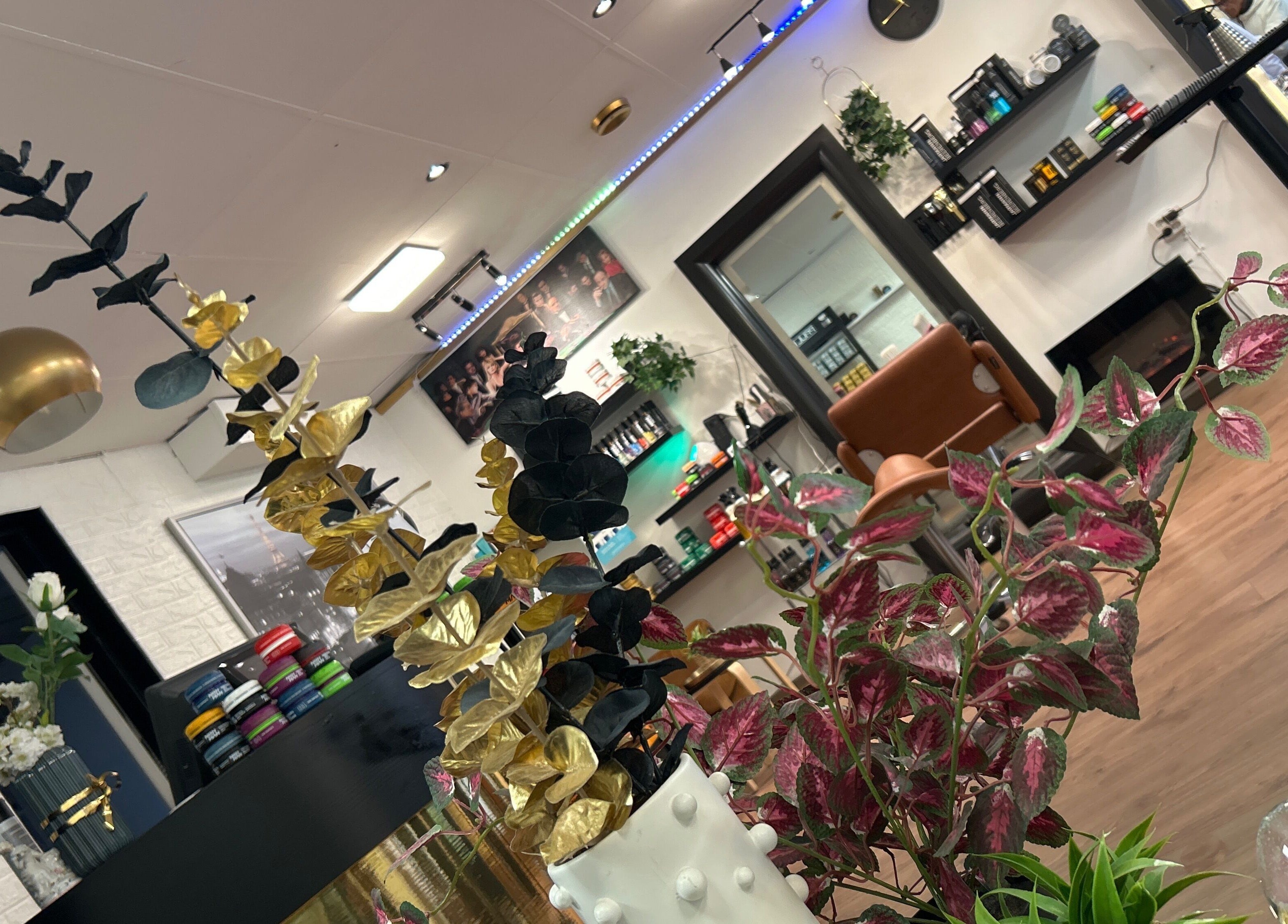 Moderne interiør på Golden Cuts Frisør Sarpsborg, Østfold, NO med elegant dekor og stilige møbler.