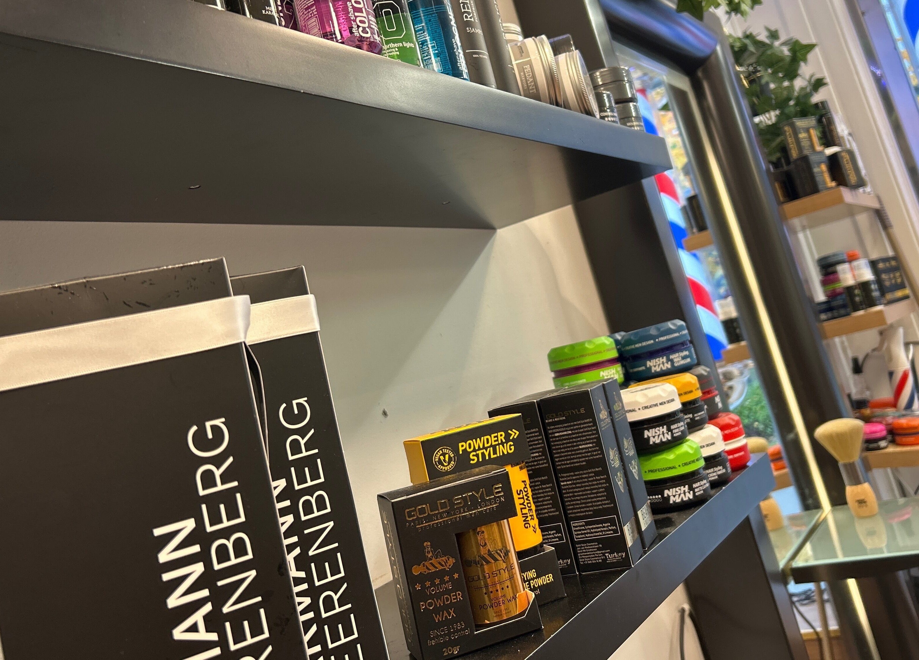 Stilfulle hårprodukter på hyller hos Golden Cuts Frisør Sarpsborg, Sarpsborg, Østfold, NO.