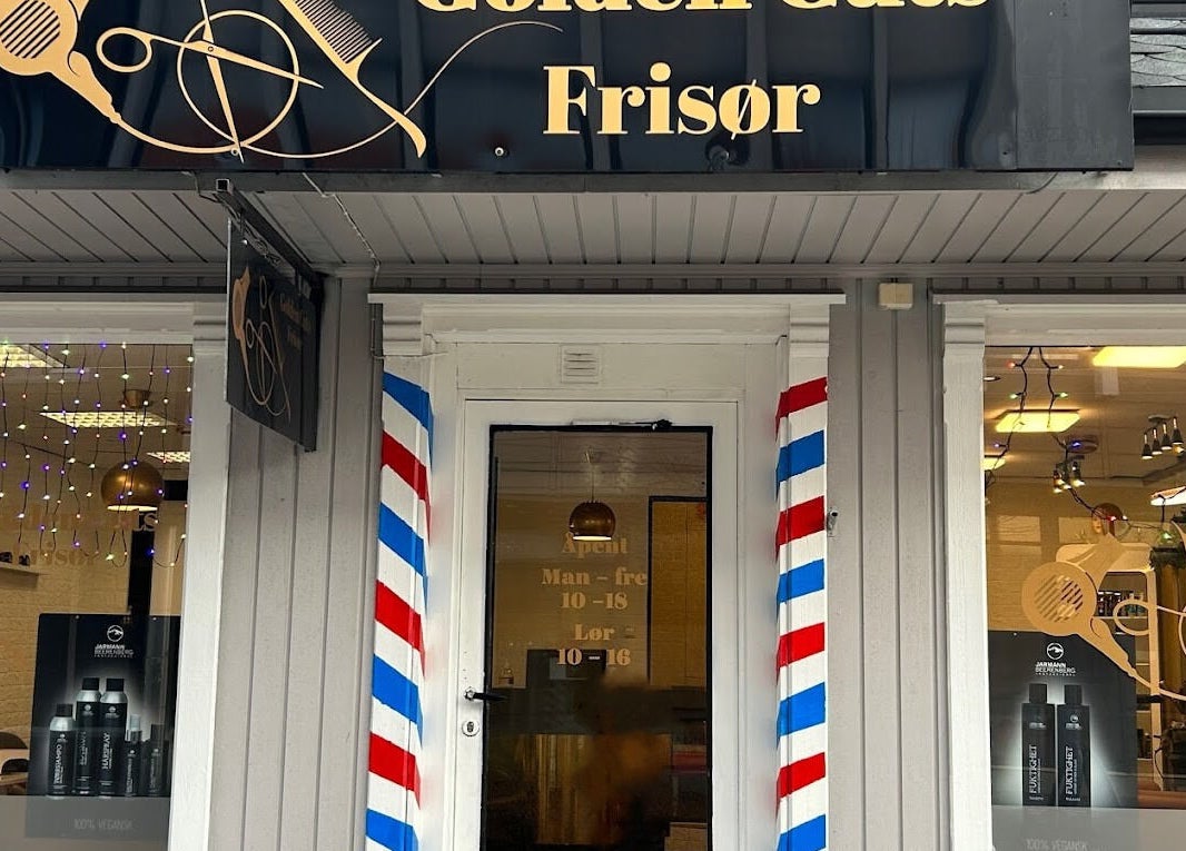 Inngangsparti til Golden Cuts Frisør Sarpsborg med dekorative lys og frisørskilt i Sarpsborg, Østfold, NO.