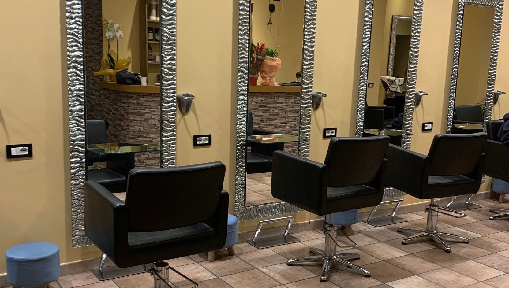 Sedie e specchi a Hair Masters by Davide Ginestra, Albano Laziale, Lazio, IT.