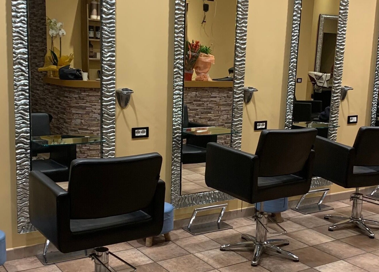 Sedie e specchi a Hair Masters by Davide Ginestra, Albano Laziale, Lazio, IT.