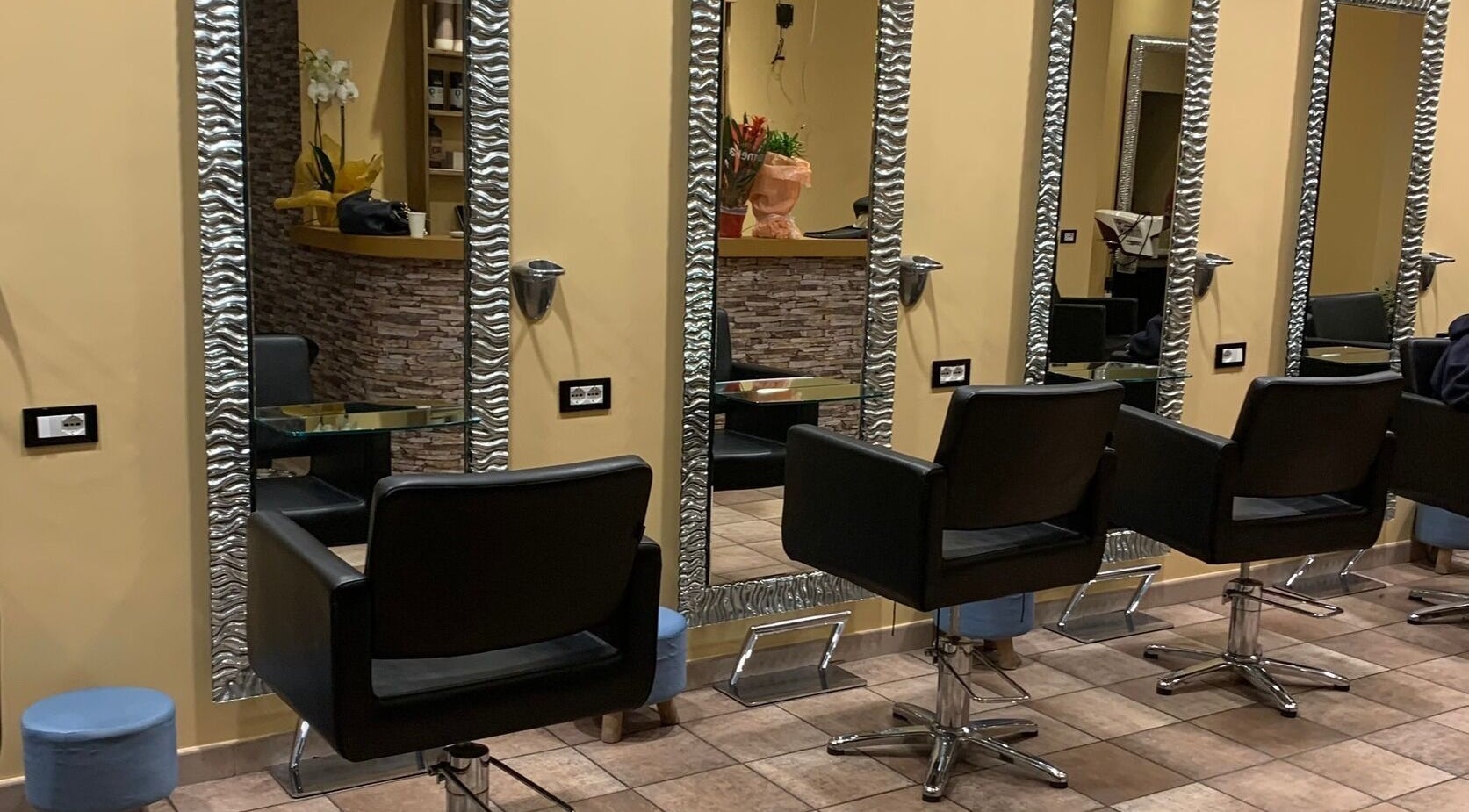 Sedie e specchi a Hair Masters by Davide Ginestra, Albano Laziale, Lazio, IT.