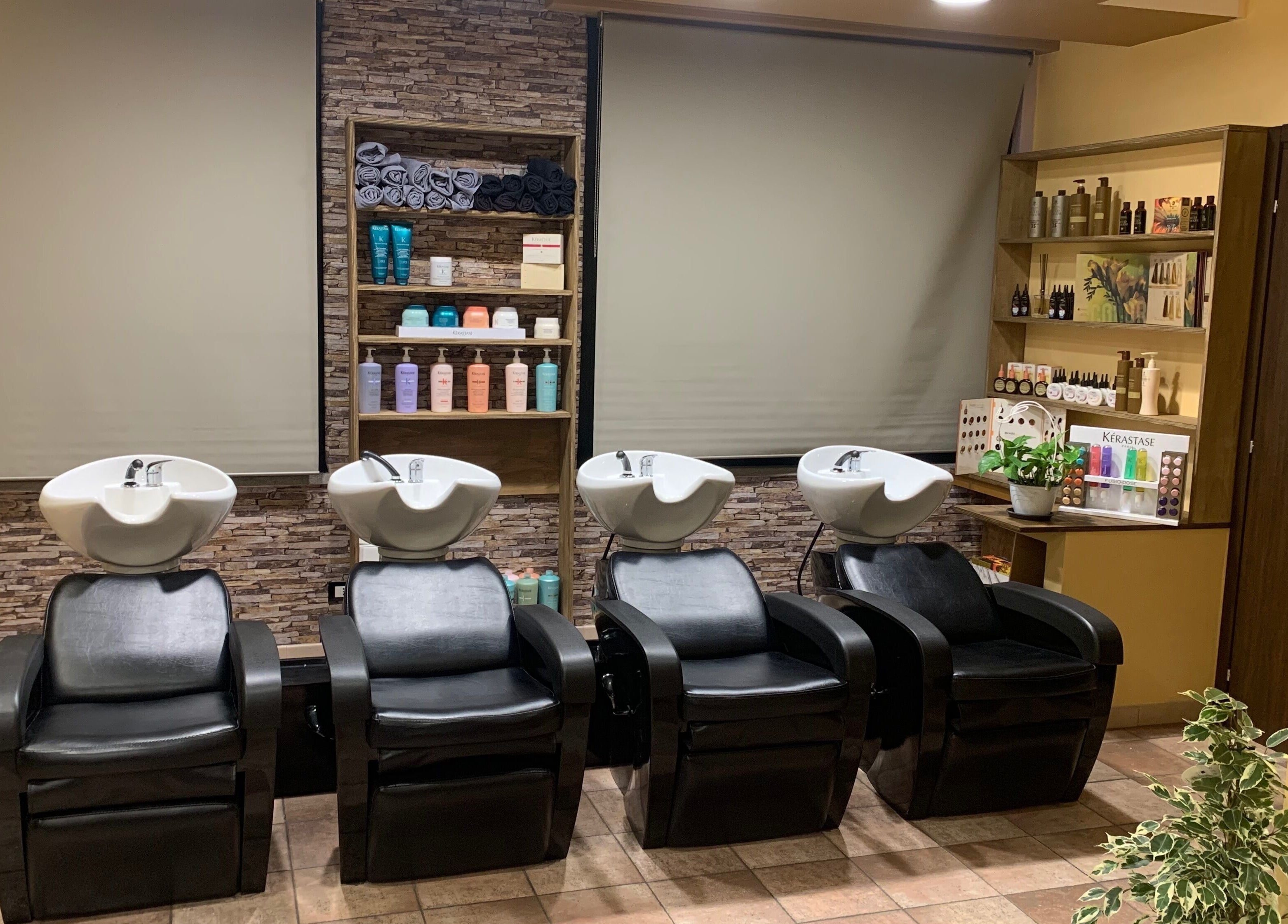 Elegante area lavaggio di Hair Masters by Davide Ginestra, Albano Laziale, Lazio, IT.