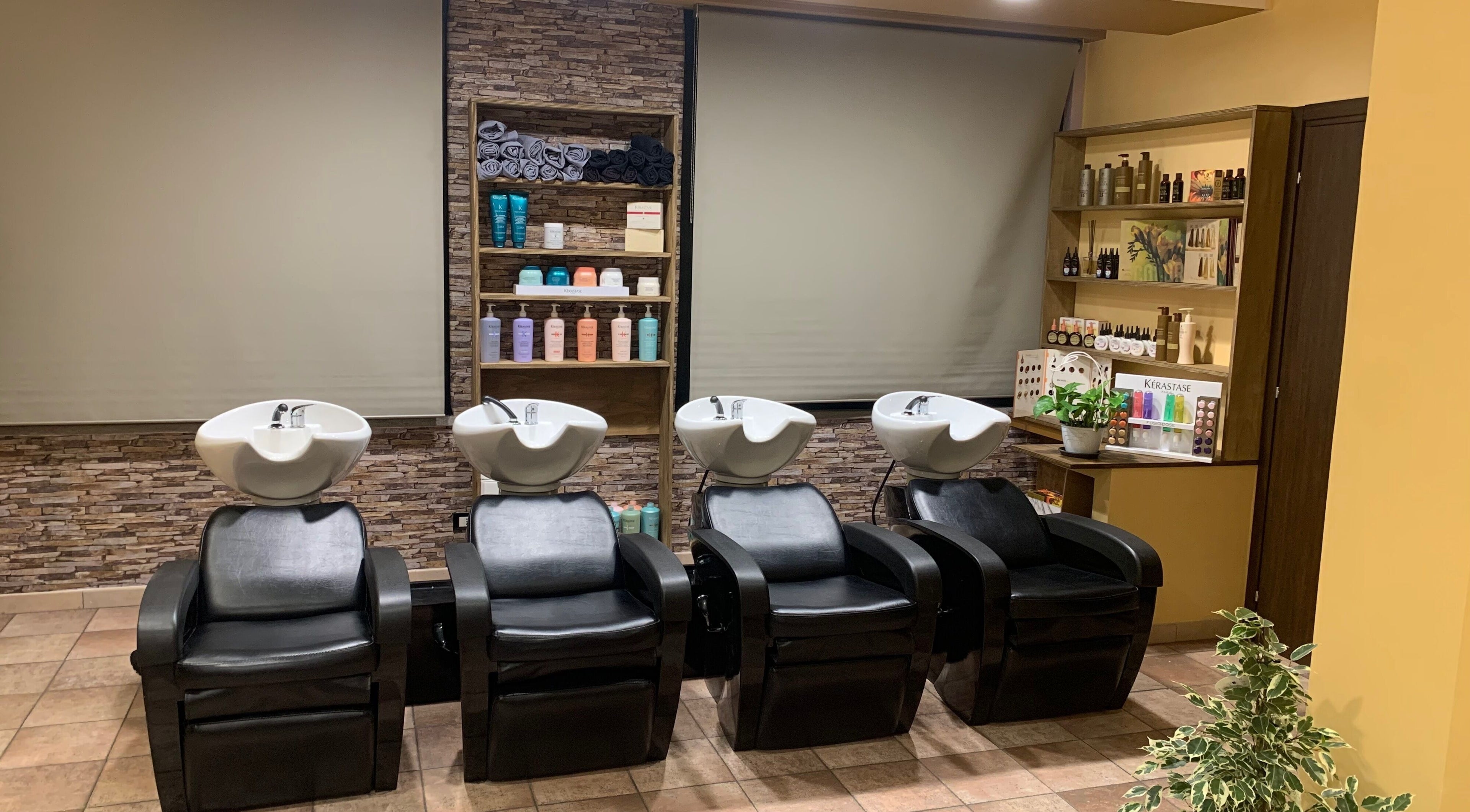 Elegante area lavaggio di Hair Masters by Davide Ginestra, Albano Laziale, Lazio, IT.