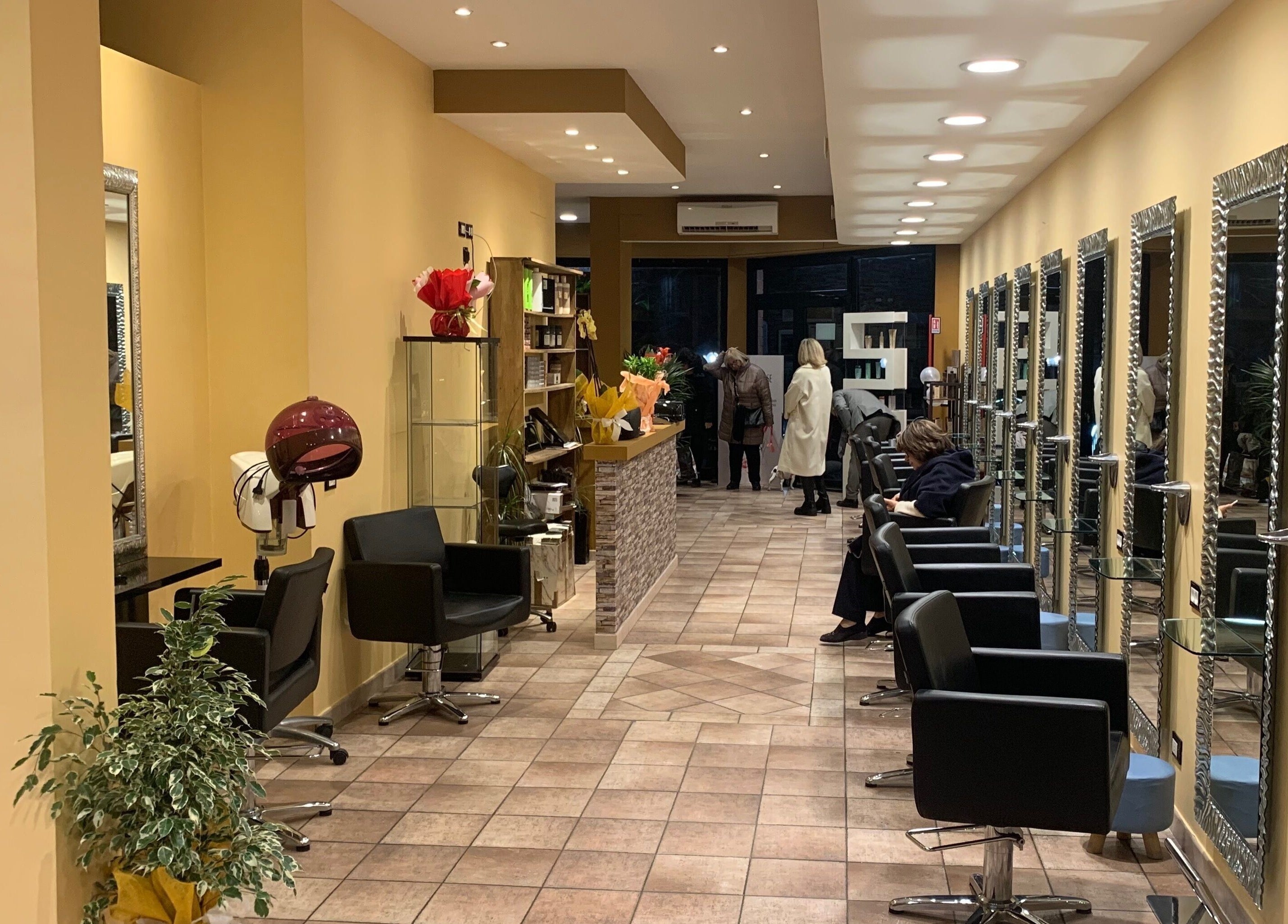 Interno elegante di Hair Masters by Davide Ginestra, Albano Laziale, Lazio, IT con specchi e sedie moderne.