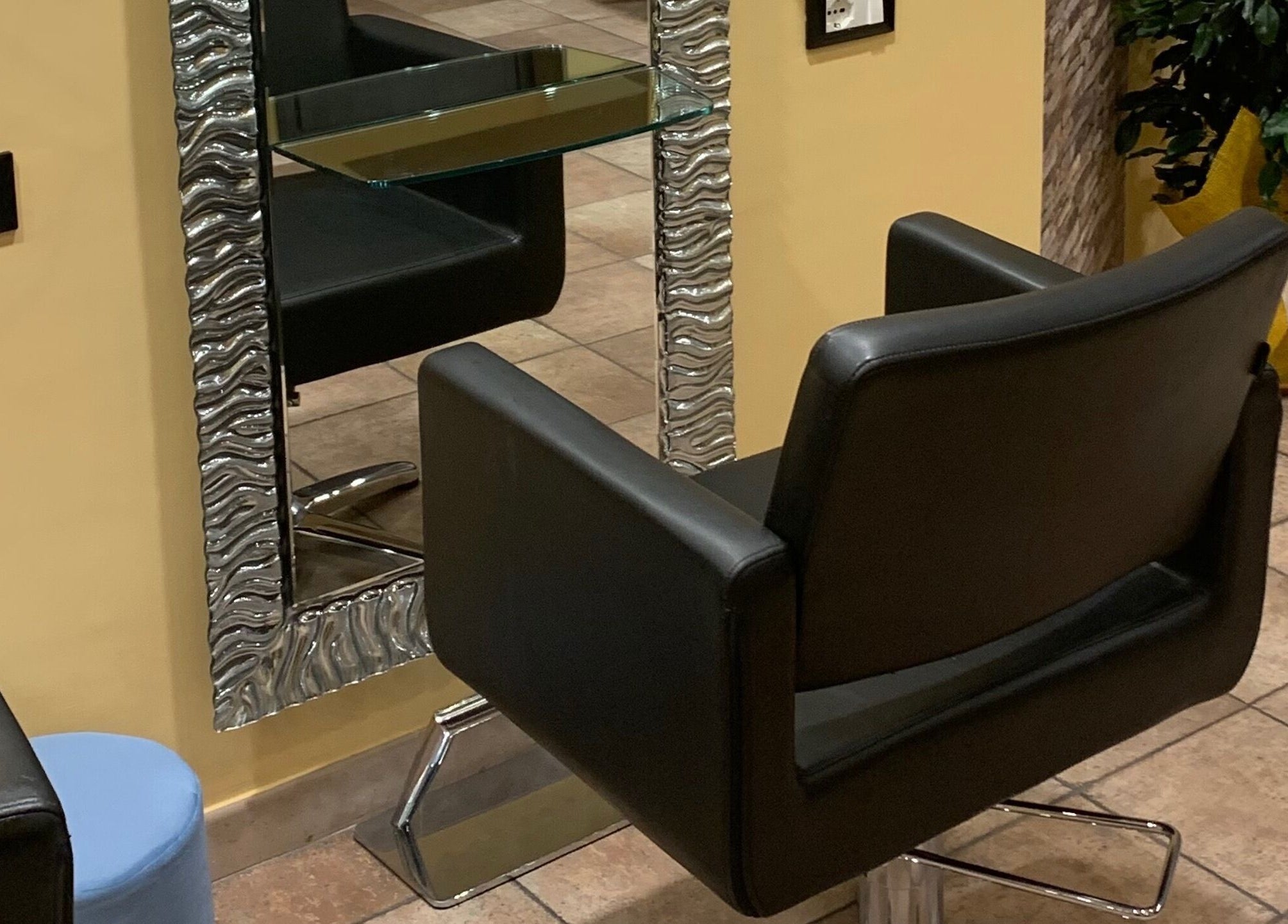 Postazione di lavoro moderna da Hair Masters by Davide Ginestra, Albano Laziale, Lazio, IT.