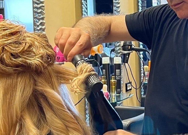 Parrucchiere a lavoro da Hair Masters by Davide Ginestra, Albano Laziale, Lazio, IT.