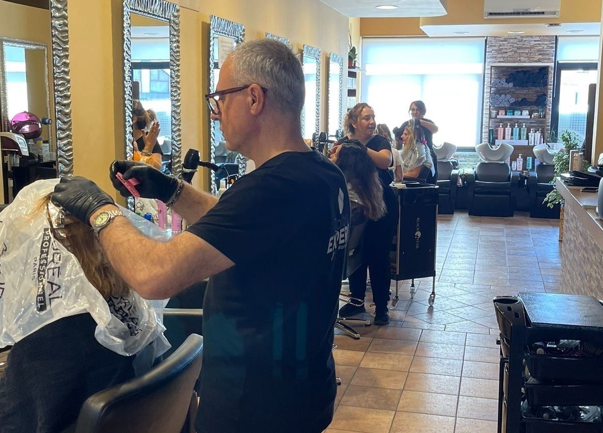 Professionisti al lavoro presso Hair Masters by Davide Ginestra ad Albano Laziale, Lazio, IT.