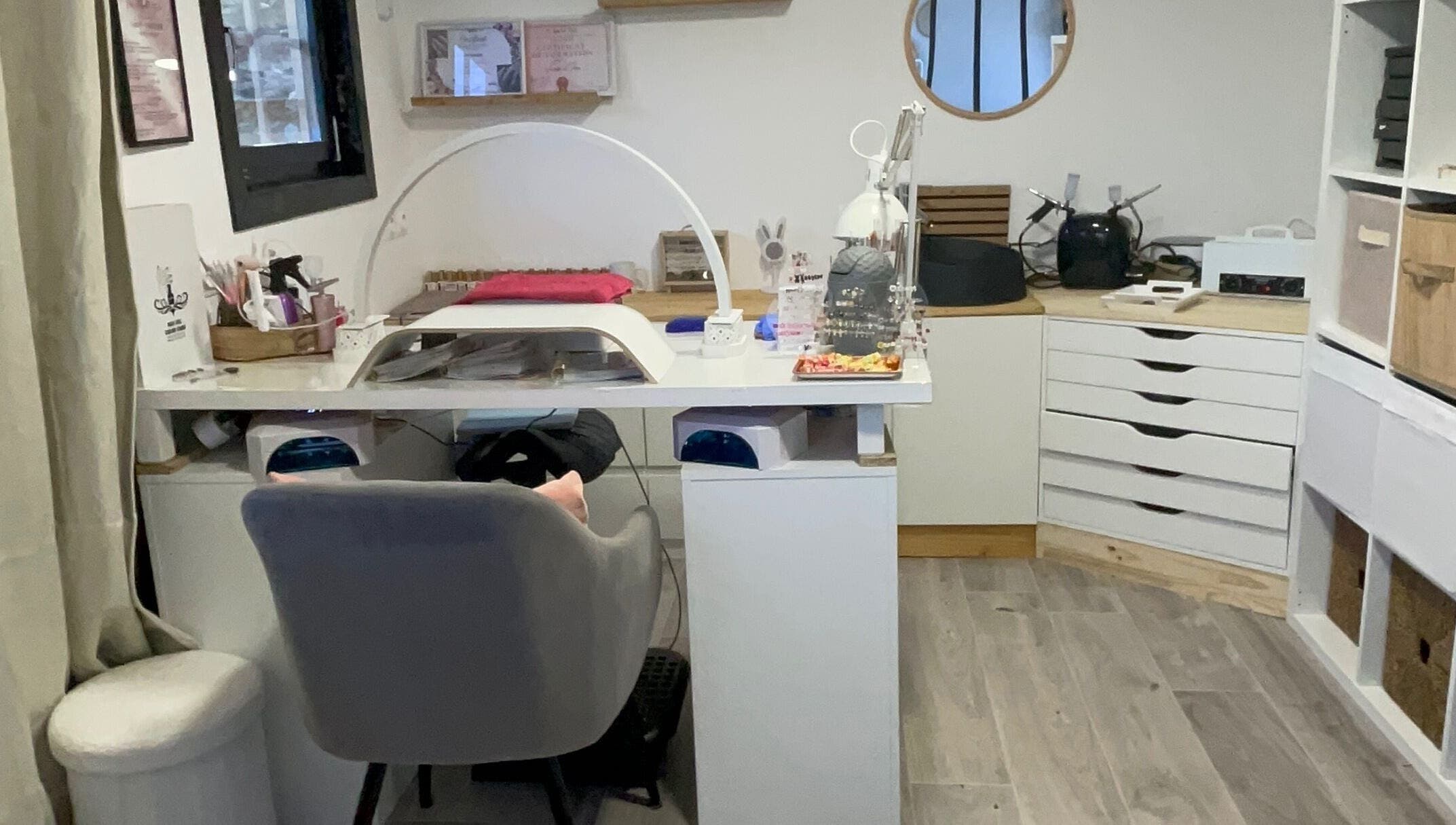 Espace de manucure moderne à Vannails Art Studio, Thil, Occitanie, FR avec équipements raffinés.