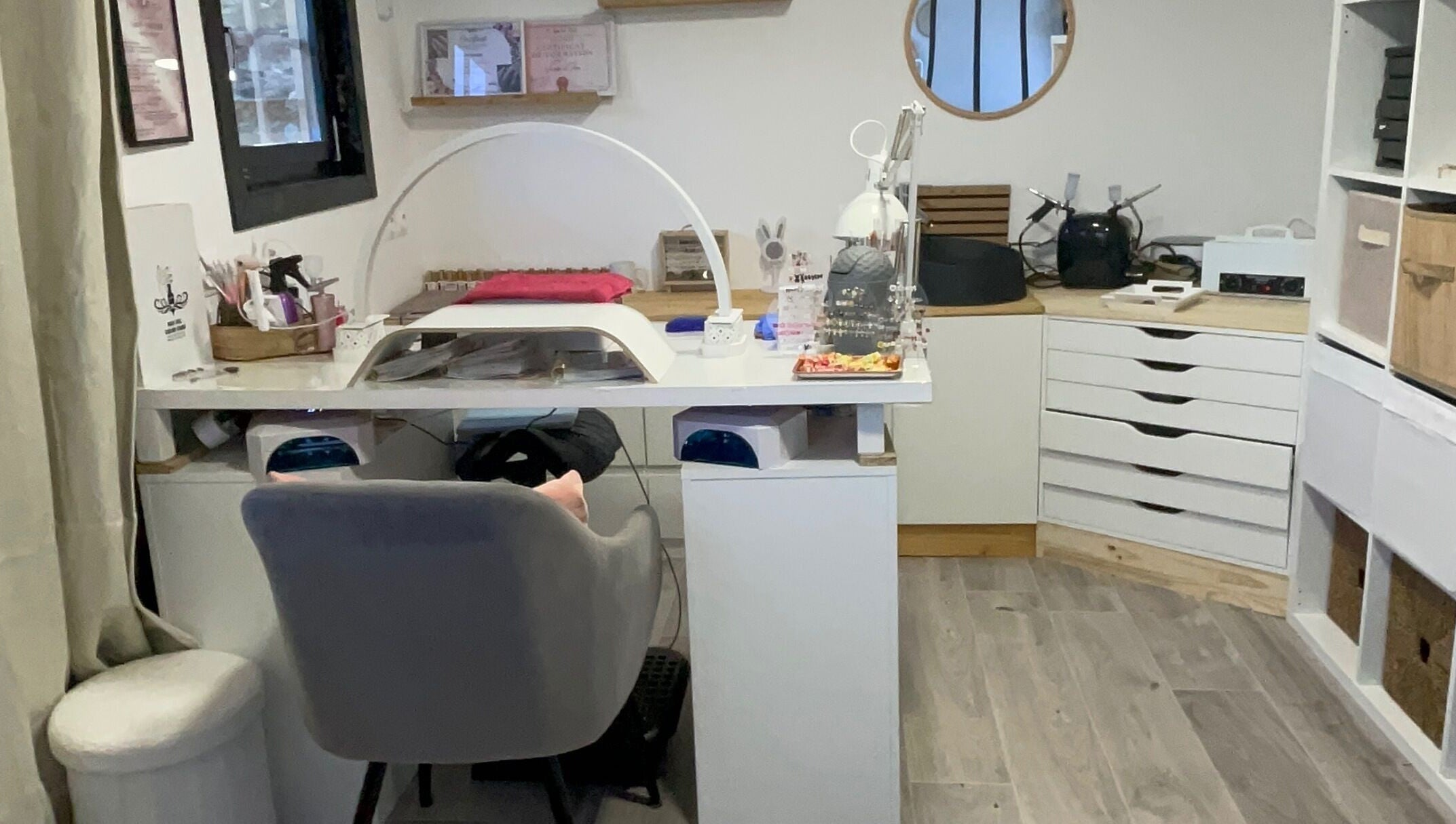 Espace de manucure moderne à Vannails Art Studio, Thil, Occitanie, FR avec équipements raffinés.