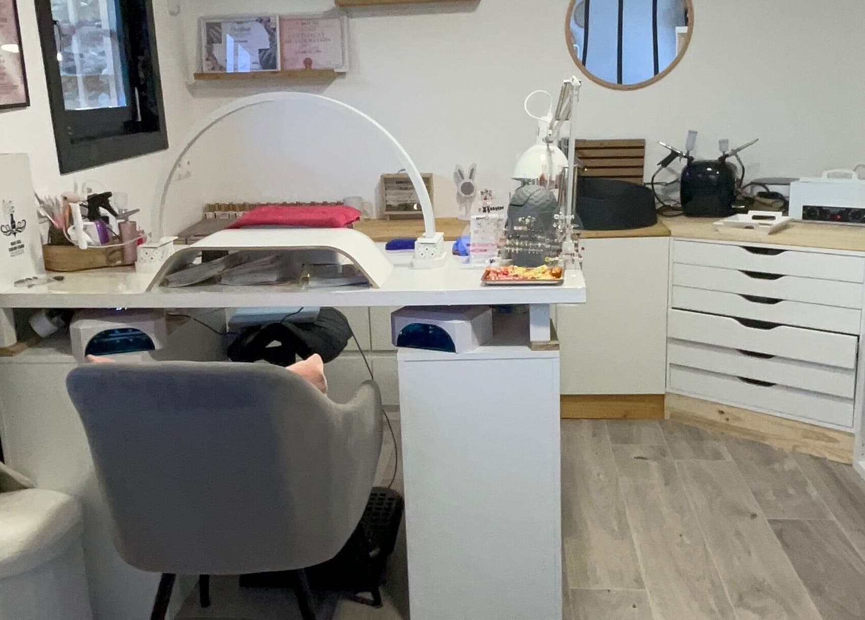 Espace de manucure moderne à Vannails Art Studio, Thil, Occitanie, FR avec équipements raffinés.