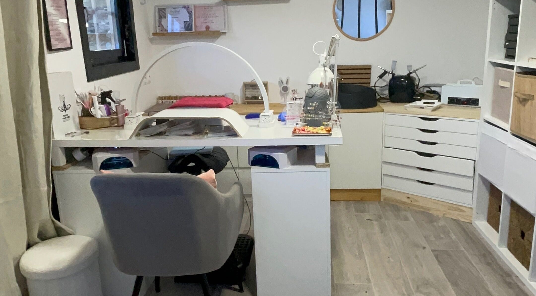 Espace de manucure moderne à Vannails Art Studio, Thil, Occitanie, FR avec équipements raffinés.