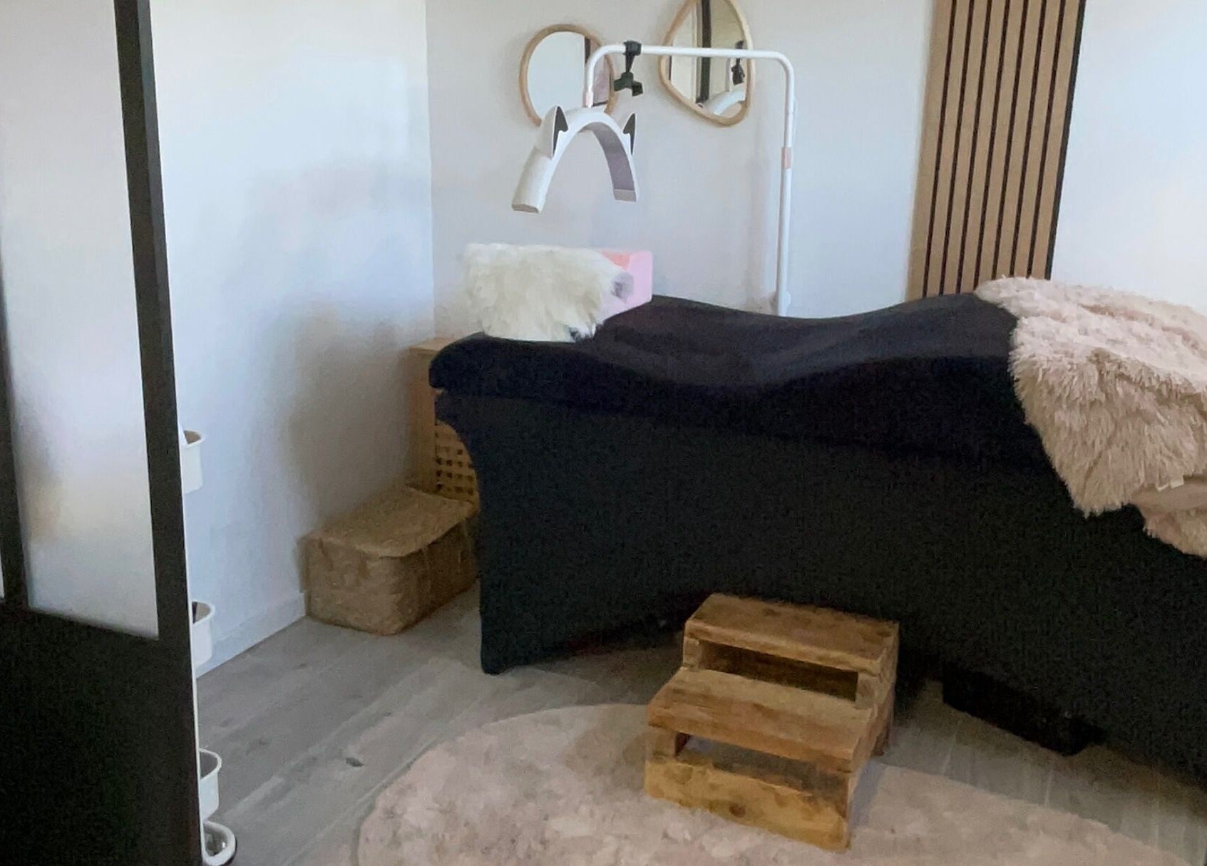 Cabine de relaxation à Vannails Art Studio, Thil, Occitanie, FR, avec décoration chaleureuse et confortable.