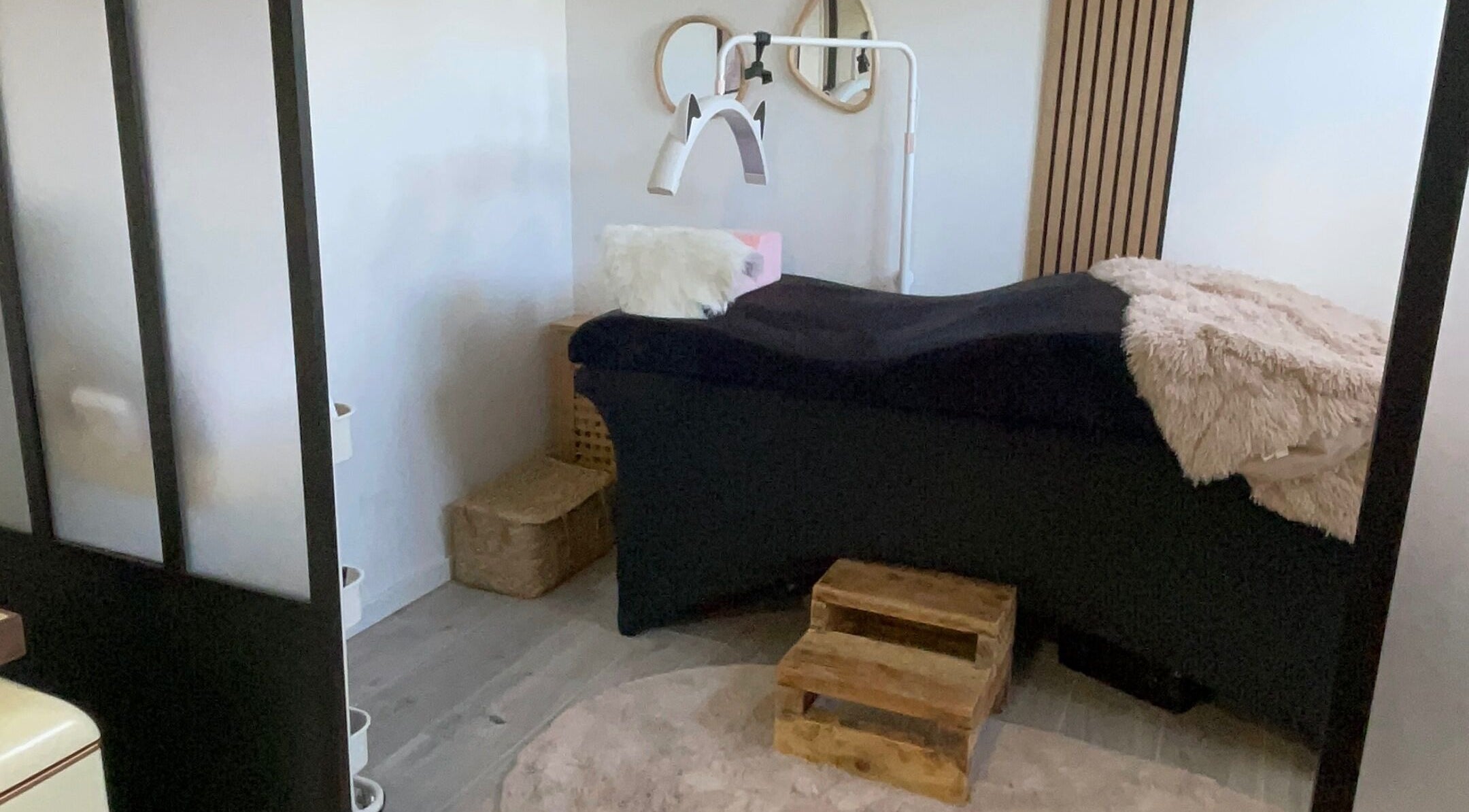 Cabine de relaxation à Vannails Art Studio, Thil, Occitanie, FR, avec décoration chaleureuse et confortable.