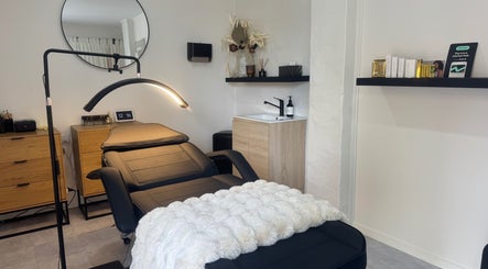 Serene beauty room at Cosmetic Artistry by Letitia, Brisbane, Queensland, AU with plush treatment chair.