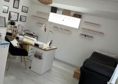 Intérieur moderne de Cil’Lia Beauty à Vendières, Hauts-de-France, FR, avec mobilier stylé et décor chic.