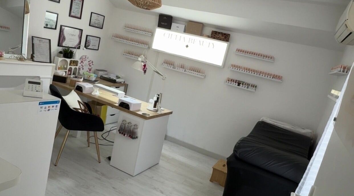 Intérieur moderne de Cil’Lia Beauty à Vendières, Hauts-de-France, FR, avec mobilier stylé et décor chic.