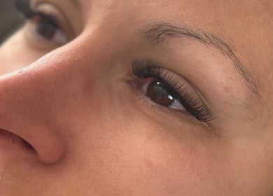 Extension de cils à Cil’Lia Beauty, Vendières, Hauts-de-France, FR, offrant une touche d'élégance naturelle.