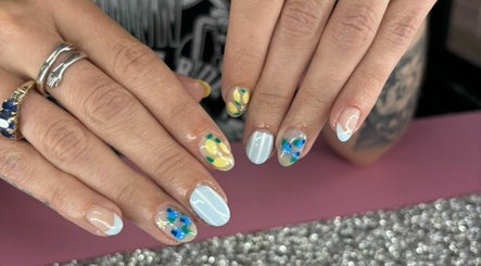 April Lyons, Nail Artist imagem 2