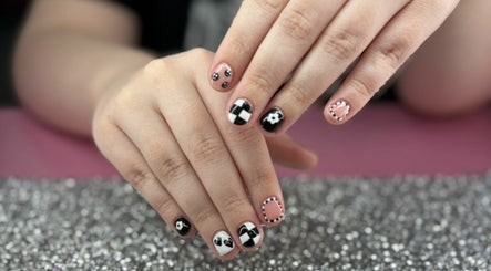 April Lyons, Nail Artist imagem 3