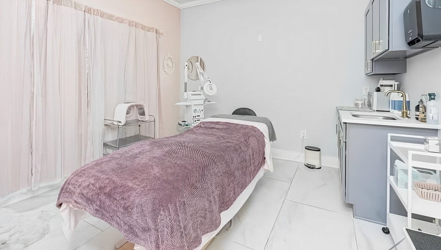 Dolce Lash Beauty Lounge image 1