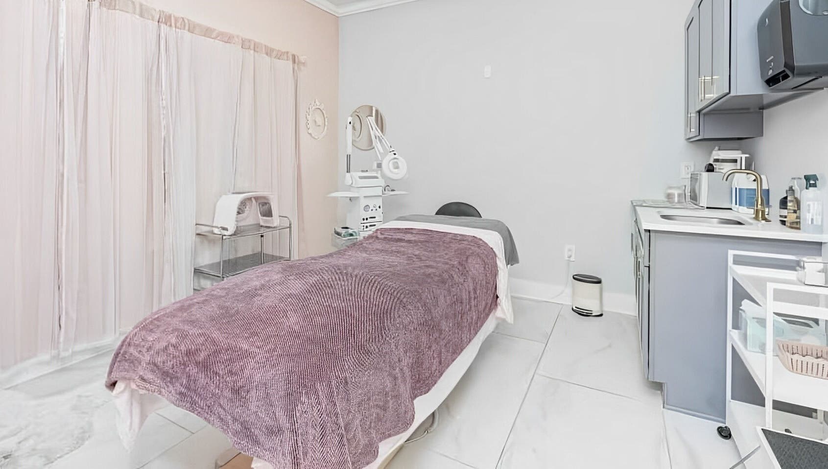 Relaxing treatment room at Dolce Lash Beauty Lounge, Washington Township, New Jersey, US.