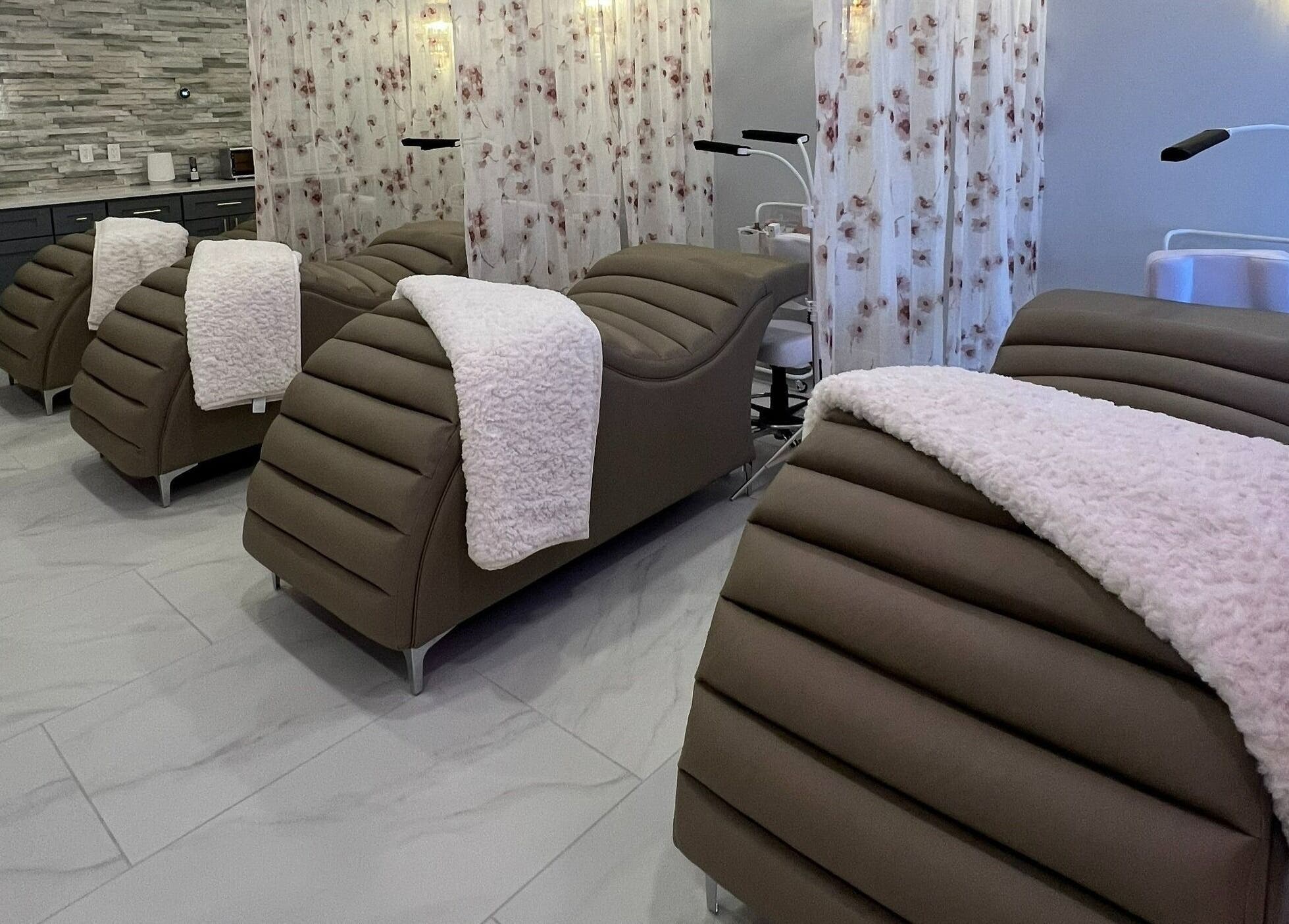 Relaxation chairs at Dolce Lash Beauty Lounge in Washington Township, New Jersey, US offering serene ambiance.