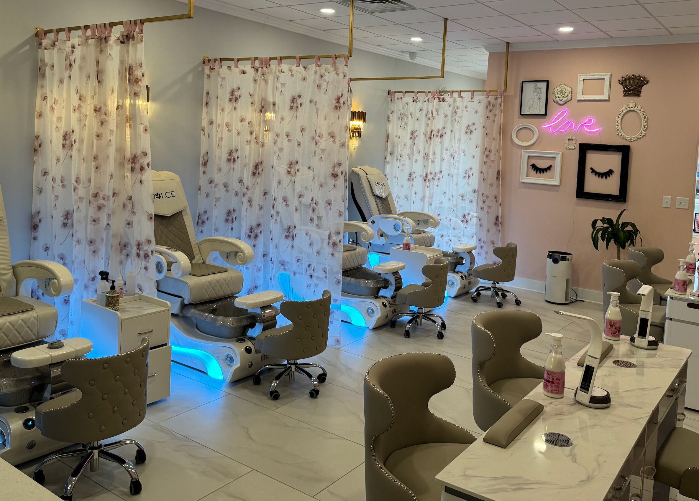 Elegant seating at Dolce Lash Beauty Lounge in Washington Township, New Jersey, US offers premium comfort.