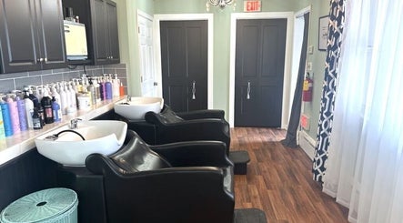 Apothecary Hair Lounge kép 3