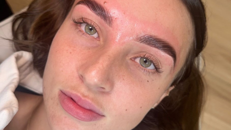 Her Brow Lounge image 1