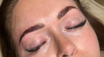 Her Brow Lounge