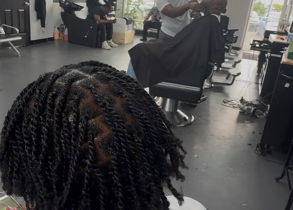 Tresses soigneusement réalisées dans le salon Gems Style Official à Montréal, Québec, CA.